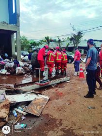 Bombeiros de Salvador do Sul se unem  fora-tarefa do Estado e atuam na zona de desastre no RS