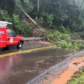 Bombeiros resgatam homem aps casa ser levada por deslizamento em So Pedro da Serra