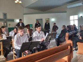 Fieis de Salvador do Sul celebram as origens durante culto em alemo