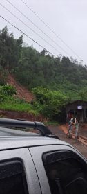 Idoso  resgatado aps queda de barranco em residncia