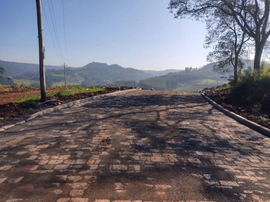 Reta final da pavimentao da Linha Stein