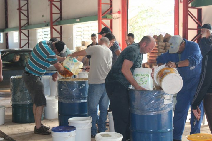 Prefeitura e Sindicato de Tupandi recolhem 2,5 mil kg de mel