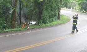 Carro pegou fogo aps acidente em Salvador do Sul 