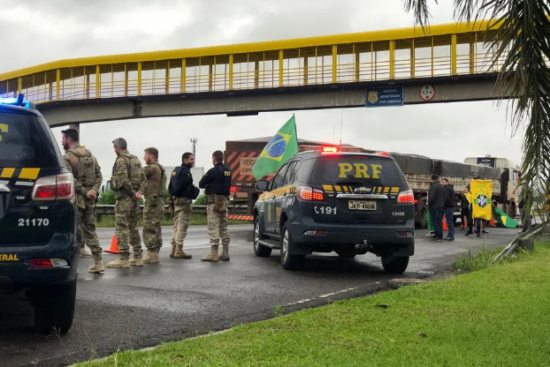 Caminhoneiros bloqueiam estradas em todo pas aps vitria de Lula