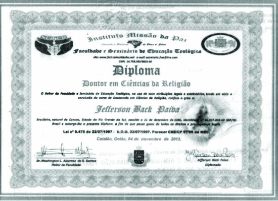 Professor usa diplomas falsos na regio