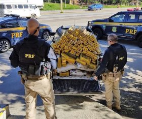 PRF localiza e apreende mais de 300 kg de maconha em veculo com placas de Baro