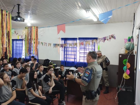 Brigada Militar realiza palestra sobre drogas na escola estadual de So Jos do Marat