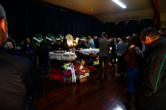 Velrio de irmos msicos tem apresentao de orquestra regida por pais das vtimas no RS