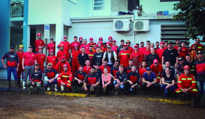 Bombeiros de Salvador do Sul se unem  fora-tarefa do Estado e atuam na zona de desastre no RS