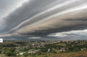 Ventos de 100km/h, uma morte, 1,2 milho sem luz: mais um temporal devasta o RS