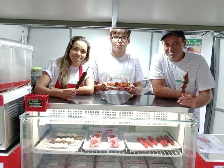 Casal de Salvador do Sul investe em trailer para comercializar produtos de morango