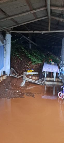 Idoso  resgatado aps queda de barranco em residncia 