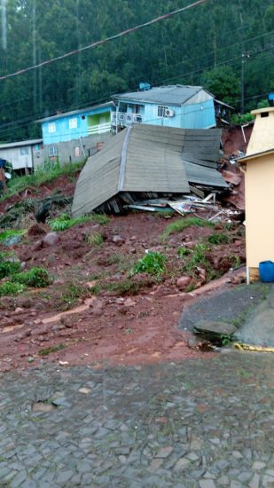 Bombeiros resgatam homem aps casa ser levada por deslizamento em So Pedro da Serra