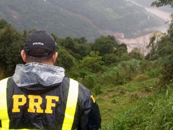 PRF e CBM resgatam, com apoio de populares, 150 vtimas dos deslizamentos na Serra das Antas