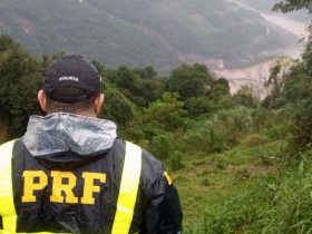 PRF e CBM resgatam, com apoio de populares, 150 vtimas dos deslizamentos na Serra das Antas