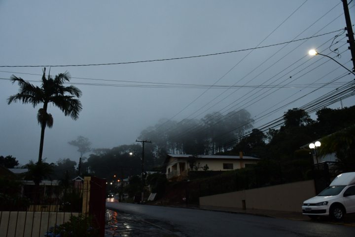 rea do bairro Santo Incio tem risco de deslizamento e famlias so solicitadas a evacuar regio