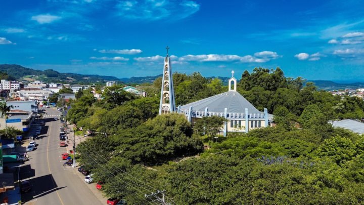 Parquia Trs Santos Mrtires das Misses comemora 28 anos no domingo com festa