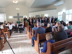 Fieis de Salvador do Sul celebram as origens durante culto em alemo