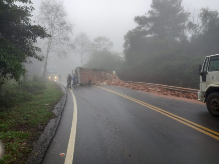 Tombamento de caminho  registrado na BR-470 em Salvador do Sul