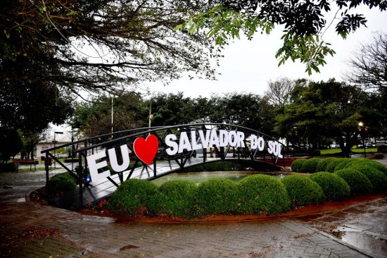 Ponte metlica com letreiro "Eu Amo Salvador do Sul"  novidade na praa municipal