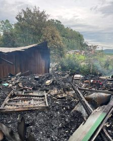 Mulher tem casa destruda e perde tudo em incndio em So Pedro da Serra; vtima suspeita que pisca-pisca provocou chamas