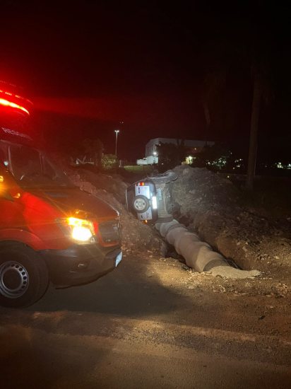 Acidente na BR-470: Veculo sai da pista e capota aps coliso com caminho