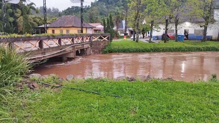 Arroio no centro de Marat