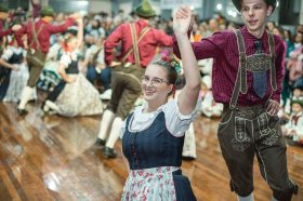 Festival de Danas Alems leva centenas ao Salo Paroquial, em Salvador do Sul