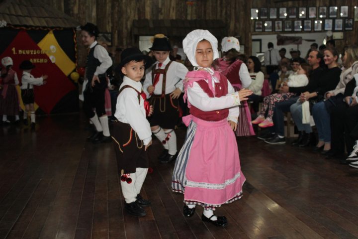 Crianas apresentaram coreografias tpicas