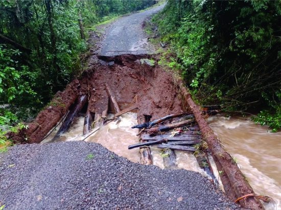 Fortes chuvas causam danos em alguns pontos da cidade